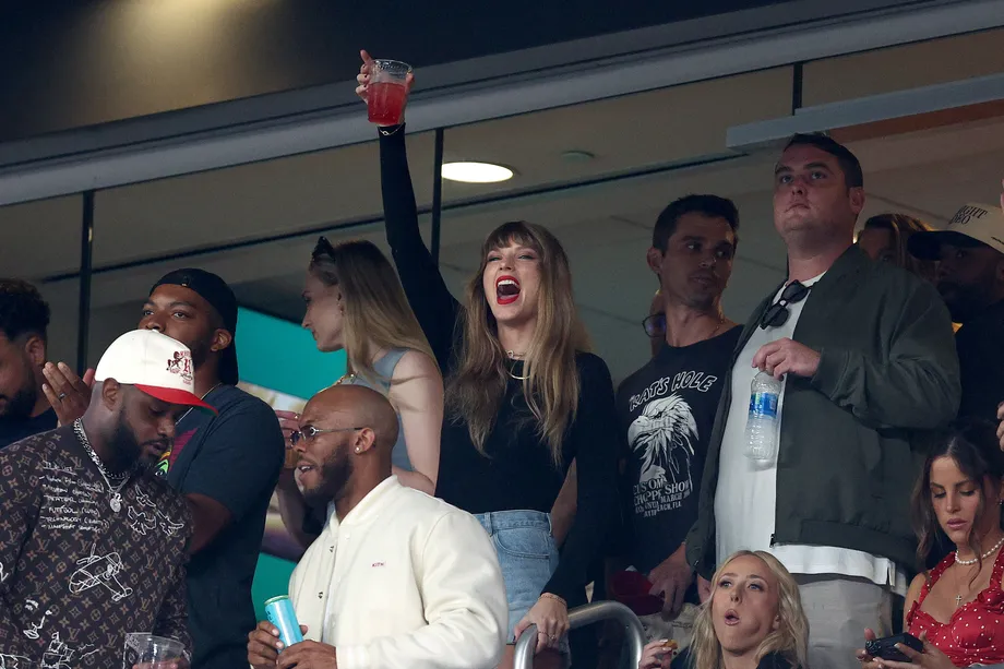 Taylor Swift at a Cheifs-Jets NFL game
